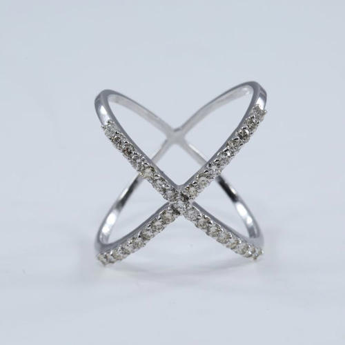 14 K / 585 White Gold Crisscross Diamond Ring