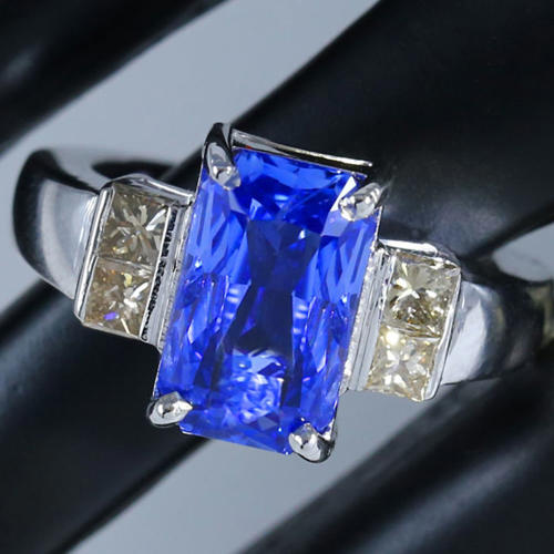 14 K / 585 White Gold Blue Sapphire (GIA Certified) and Diamond Ring