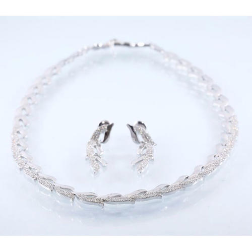 14 K / 585 White Gold IGI Certified Diamond Necklace & Earrings