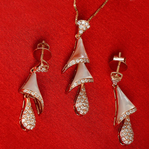 14 K / 585 Rose Gold Diamond & Mother of Pearl Pendant Set