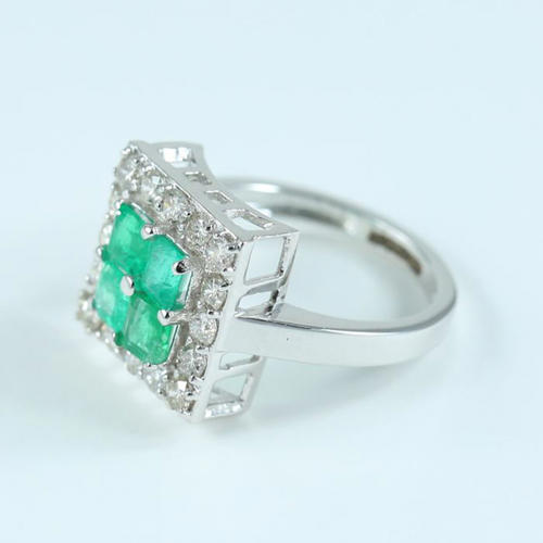 14 K / 585 White Gold IGI Certified Emerald & Diamond Ring